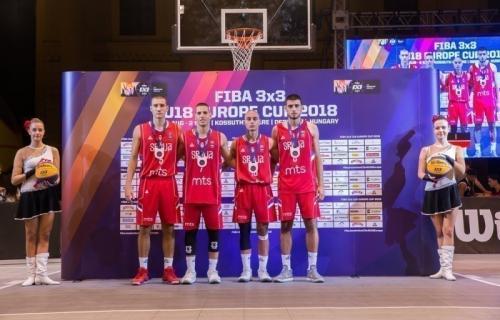 Juniorska 3x3 reprezentacija Srbije osvojila je srebro na upravo završenom 2018 FIBA U18 3x3 Evro kupu (Evropskom prvenstvu) održanom u mađarskom Debrecinu. Srebro za 3x3 juniore na Evropskom prvenstvu