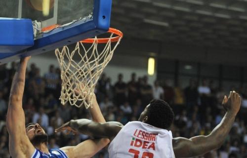 Košarkaši Budućnosti poveli su sa 2:1 protiv Crvene zvezde u finalnoj seriji plej-ofa ABA lige, pošto su večeras u Podgorici pobedili sa 78:77 (24:23, 18:24, 26:17, 10:13). Lesor promašio pobedu, Budućnost povela sa 2:1 u finalu